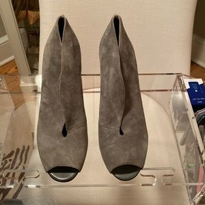 Suede grey halogen pumps